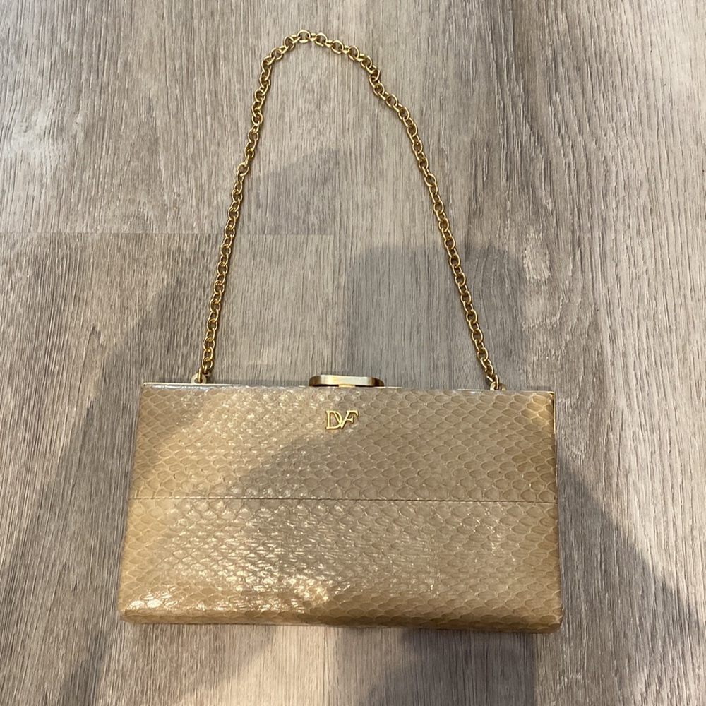 DVF tan purse w good chain that can be left to wear as a clutch - Picture 2 of 5